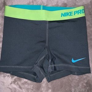 Women’s Nike pros size XS